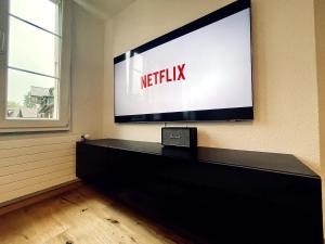 TV a/nebo společenská místnost v ubytování -TheUrbanist- Central 2 BD Free Parking Fast WiFi