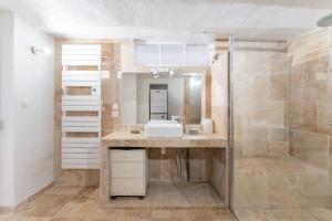 Et badeværelse på Vue Mer - Grande Terrasse - Jardin Privé & Parking + 26 billeder