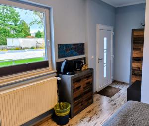 1 dormitorio con ventana, vestidor y cama en Schlafort, en Porta Westfalica