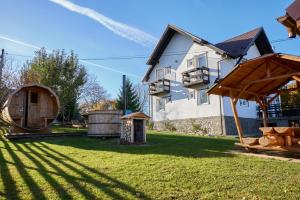 einen Hof mit einem Haus und einem Pavillon in der Unterkunft Casa Elder Villa in Bran