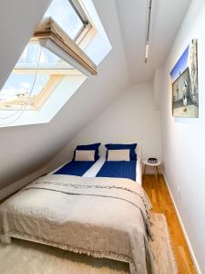 Postel nebo postele na pokoji v ubytování Luxury Titova Street Apartment Sarajevo with parking included