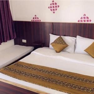 a bedroom with two twin beds with brown and white pillows at Suncrest Trails Resort in Lansdowne +6 photos