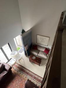 GlentanaにあるLouwtel Annexのソファ付きのリビングルームのオーバーヘッドビュー