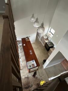 GlentanaにあるLouwtel Annexのテーブルのあるリビングルームの俯瞰図