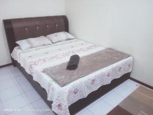 Voodi või voodid majutusasutuse Homestay Bajet EM1 Pantai Remis PK toas