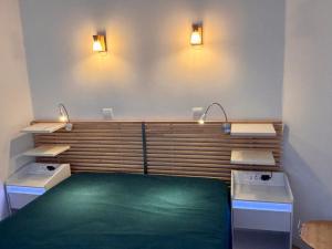 a room with a green bed and two lights at Appartement scandinave rénové, skis aux pieds, 7 pers. - FR-1-634-6 in Avoriaz
