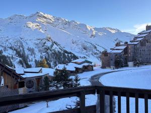 a town with a snow covered mountain in the background at Appartement scandinave rénové, skis aux pieds, 7 pers. - FR-1-634-6 in Avoriaz