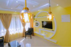 TV a/nebo společenská místnost v ubytování 1 Bed Apartment Sleeps 2 - Pool Parking Balcony