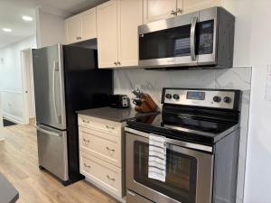 eine Küche mit Herd und Kühlschrank in der Unterkunft North Barrie !A Stylish and Spacious Private Bedroom with Private Bathroom in Barrie + 10 Fotos