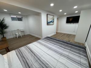 ein leeres Wohnzimmer mit einem Flachbildfernseher in der Unterkunft North Barrie !A Stylish and Spacious Private Bedroom with Private Bathroom in Barrie