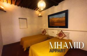 Un pat sau paturi într-o cameră la mhamid hotel +7 fotografii