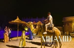 Oaspeți care stau la mhamid hotel