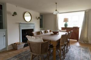 SelhamにあるAmbersham Houseのテーブルと椅子のあるダイニングルーム