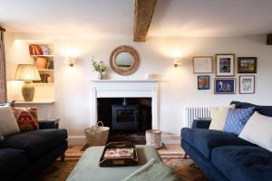 SelhamにあるAmbersham Houseのリビングルーム(青いソファ、暖炉付)