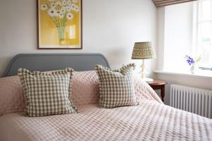 SelhamにあるAmbersham Houseのベッドルーム1室(枕付きのベッド1台、窓付)