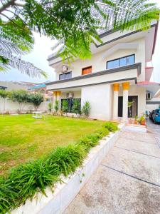 イスラマバードにあるHill Town Hotel Islamabadの前の緑の芝生の家 +40枚の写真