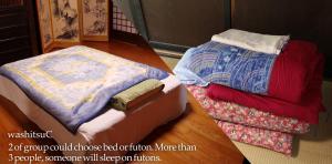 two beds sitting next to each other in a room at 小川町 古民家田淵 -villa tabuchi- in Ogose