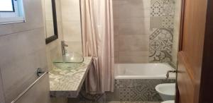 ein Badezimmer mit Waschbecken und Badewanne in der Unterkunft Rojaiju in Punta del Este + 31 Fotos