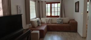 ein Wohnzimmer mit einer Couch und zwei Fenstern in der Unterkunft Rojaiju in Punta del Este