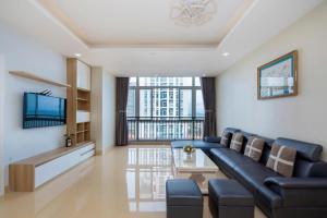 a living room with a couch and a table at Oasky Vũng Tàu - AnNam's Home in Vung Tau