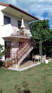 Το κτήριο όπου στεγάζεται  το διαμέρισμα