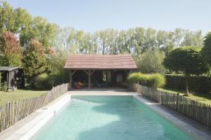 La alberca dentro o cerca de Le Paddock by Ernesst