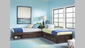 two beds in a room with blue walls and windows at Seaside Escape in Polisi i Vogël