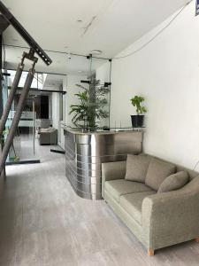 a living room with a couch and some plants at Golden Suite Miraflores 