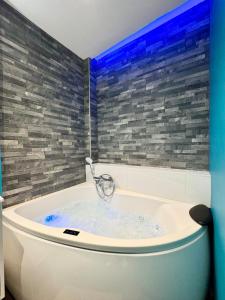 Koupelna v ubytování Wellness Suite Ponsardin RDC - Reims Centre