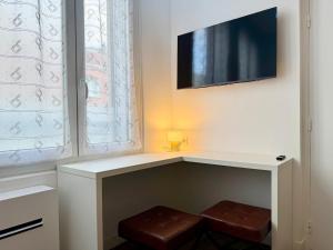 TV a/nebo společenská místnost v ubytování Wellness Suite Ponsardin RDC - Reims Centre