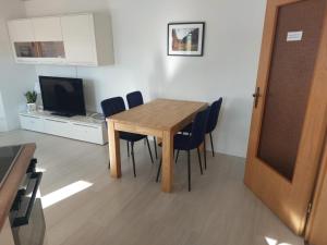 Una mesa y sillas de madera en una habitación. en Ferienwohnung Familie Aestel, en Altensteig