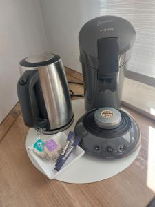 Una cafetera colocada encima de un mostrador en Ferienwohnung Familie Aestel, en Altensteig 11 fotos más