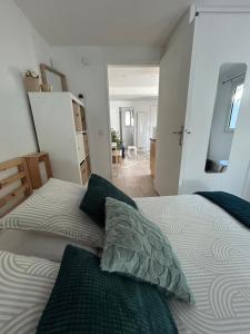 een slaapkamer met een bed met twee kussens erop bij Two rooms with 30 m2 garden in villa in Cagnes-sur-Mer +26 foto's