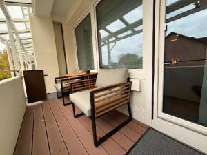 ein Balkon mit zwei Stühlen und einem Tisch und einem Fenster in der Unterkunft Premium Yacht Ausstattung Apartments Hotel 3 in Hamburg