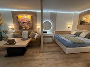 ein Schlafzimmer mit einem Bett, einem Tisch und einer Couch in der Unterkunft Premium Yacht Ausstattung Apartments Hotel 3 in Hamburg