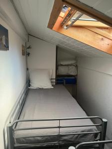 En eller flere senge i et værelse på À deux pas du courant