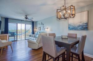 Un comedor con una mesa y sillas y un sofá. en BEAUTIFUL BEACHFRONT-Oceanfront First Floor 2BR 2BA Condo in Cherry Grove, North Myrtle Beach! RENOVATED with a Fully Equipped Kitchen, 3 Separate Beds, Pool, Private Patio & Steps to the Sand!, en Myrtle Beach