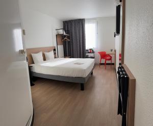 Giường trong phòng chung tại B&B HOTEL Thionville Yutz Route du Luxembourg +23 ảnh