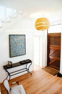 Un lugar para sentarse en Le Paddock by Ernesst