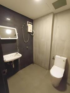 Et badeværelse på XX GO INN Silom Bang Rak - BTS Surasak + 28 billeder