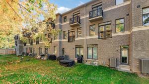een appartementencomplex met een gazon ervoor bij Modern in Richmond Hill in Richmond Hill