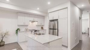 een witte keuken met een wastafel en een koelkast bij Modern in Richmond Hill in Richmond Hill +14 foto's