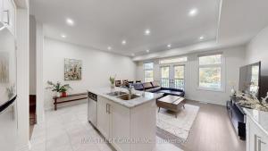 een keuken met een spoelbak en een woonkamer bij Modern in Richmond Hill in Richmond Hill