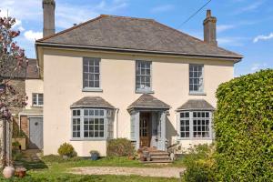 a large white house with two chimneys at The Sail Loft in Kingsbridge