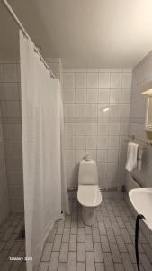 ストックホルムにあるCozy house in peaceful location with close access to amenitiesのトイレと洗面台を備えた白いバスルーム +7枚の写真