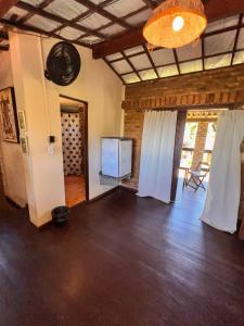 una sala de estar vacía con mesa y TV en Hostel do Ceu, en Pipa