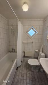 ストックホルムにあるCozy house in peaceful location with close access to amenitiesの浴槽、トイレ、洗面台を備えたバスルーム