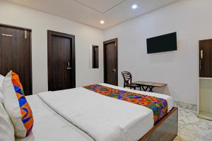 コルカタにあるFabHotel AI Howrahのベッドと机とテレビのある寝室 +19枚の写真