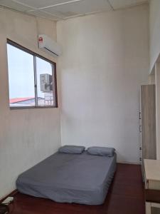 Ένα ή περισσότερα κρεβάτια σε δωμάτιο στο Taman Fortune