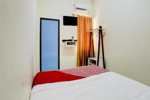 Postel nebo postele na pokoji v ubytování OYO 94908 Demang Kostel